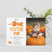 One Cutie Pie Invite 1st First Birthday Cute Photo Einladung (Stehend Vorderseite)