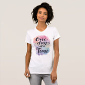 "One Day at a Time" Inspirational Quote T-Shirt (Vorne ganz)