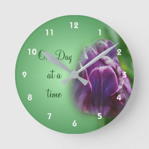 One Day At A Time Tulip Inspirational  Runde Wanduhr