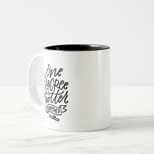 One Degree Hotter 2021 Handschrift Zweifarbige Tasse (Vorderseite Links)