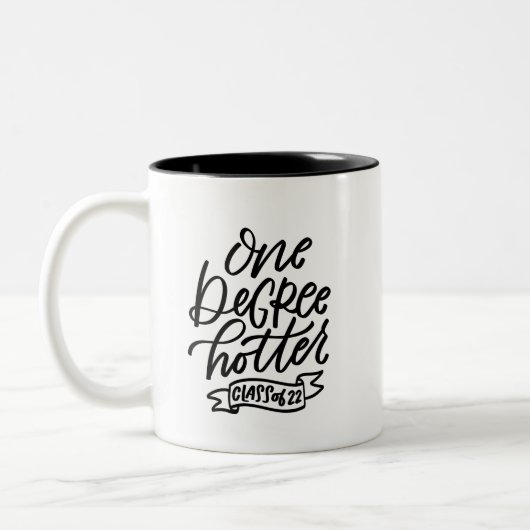 One Degree Hotter 2022 Handschrift Zweifarbige Tasse (Links)
