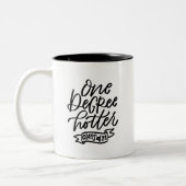 One Degree Hotter 2023 Handlettered Zweifarbige Tasse (Links)