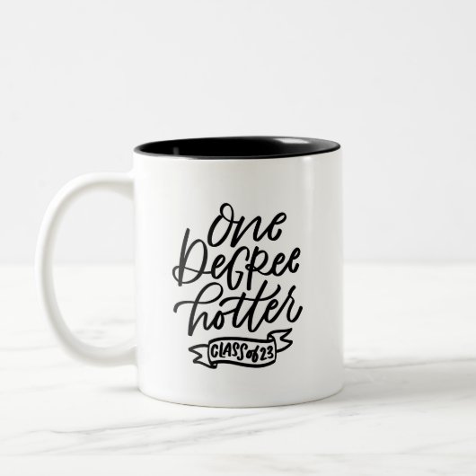 One Degree Hotter 2023 Handlettered Zweifarbige Tasse (Links)