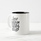One Degree Hotter 2024 Handlettered Zweifarbige Tasse (Vorderseite Links)
