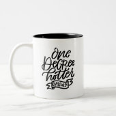 One Degree Hotter 2024 Handlettered Zweifarbige Tasse (Links)