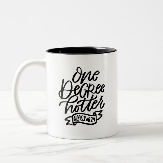One Degree Hotter 2024 Handlettered Zweifarbige Tasse (Links)