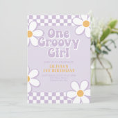 One Groovy Girl Retro Karo Lilac Daisy Einladung (Stehend Vorderseite)