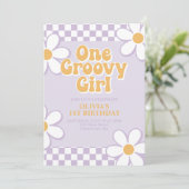 One Groovy Girl Retro Karo Lilac Daisy Einladung (Stehend Vorderseite)