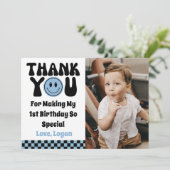 One Happy Typ Retro Boy 1. Geburtstag Party Foto Dankeskarte (Stehend Vorderseite)