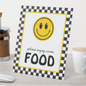 One Happy Typ Smile Face Food Station Sockelschild (In Situ)