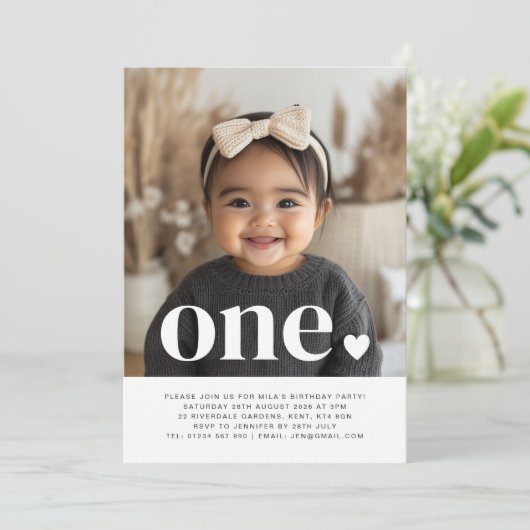 One Heart Foto Erster Geburtstag Einladung (Stehend Vorderseite)