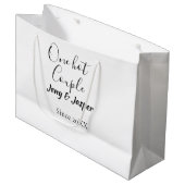 One hot couple add name since 20XX year date Große Geschenktüte (Vorderseite Schrägansicht)