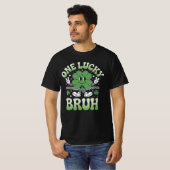 One Lucky Bruh Shirt – Funny St Patrick’s Day Clov (Vorne ganz)