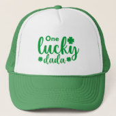One Lucky Dada Funny St Patrick Day Truckerkappe (Vorderseite)