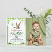 One Lucky Duck Green Gingham Birthday Foto Einladung (Stehend Vorderseite)