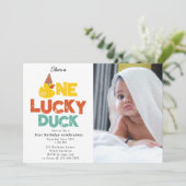 One Lucky Duck Invite 1st First Birthday Photo Einladung (Stehend Vorderseite)