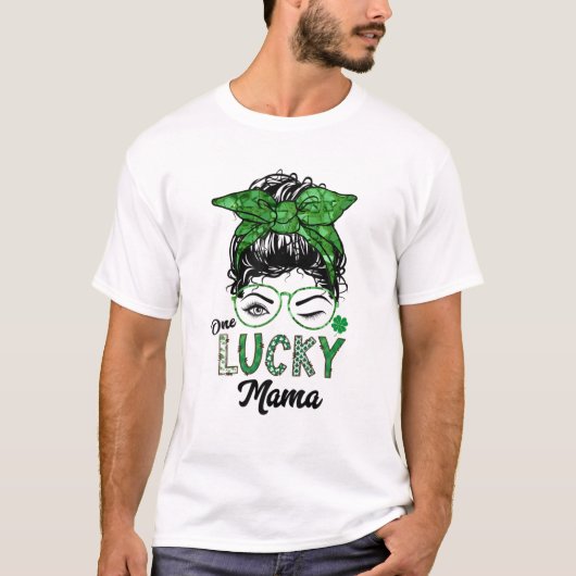 One Lucky Mama St Patricks Day Wink Eye Messy Bun T-Shirt (Vorderseite)