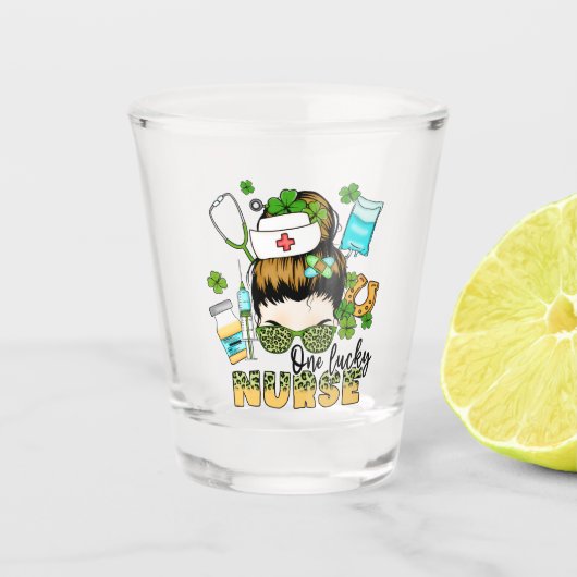 One Lucky Nurse - Messy Bun - St. Patrick's Day Schnapsglas (Vorderseite)