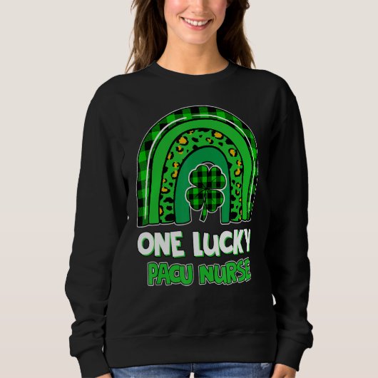 One Lucky Pacu Nurse Rainbow Kleeblatt St Patrick Sweatshirt (Vorderseite)