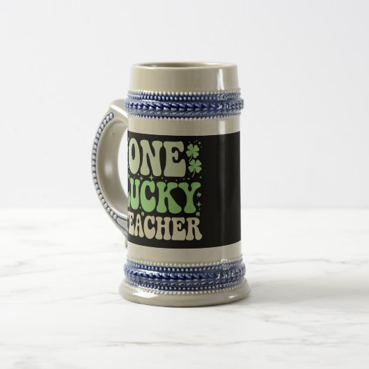 One Lucky Teacher Groovy Retro Teacher St Patricks Bierglas (Vorderseite Links)