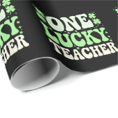 One Lucky Teacher Groovy Retro Teacher St Patricks Geschenkpapier (Rolleneckpunkt)