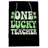 One Lucky Teacher Groovy Retro Teacher St Patricks Mittlere Geschenktüte (Vorderseite)