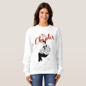 One More Chapter Red Script l Book Lovers & Reader Sweatshirt (Vorne ganz)