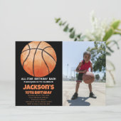 One Orange Basketball Birthday Einladungen w Foto (Stehend Vorderseite)