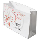 One Perfect match terracotta wedding couple name f Große Geschenktüte (Rückseite Schrägansicht)