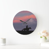 One Rider, One Horizon Große Wanduhr (Zuhause)