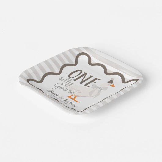 One Silly Goose Beige Bow 1st Birthday Pappteller (Gewinkelt)