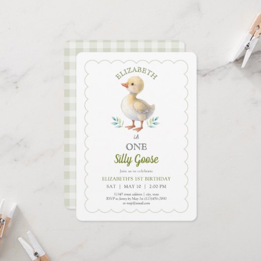 One Silly Goose Green Gingham Baby First Birthday Einladung (Vorderseite/Rückseite Beispiel)
