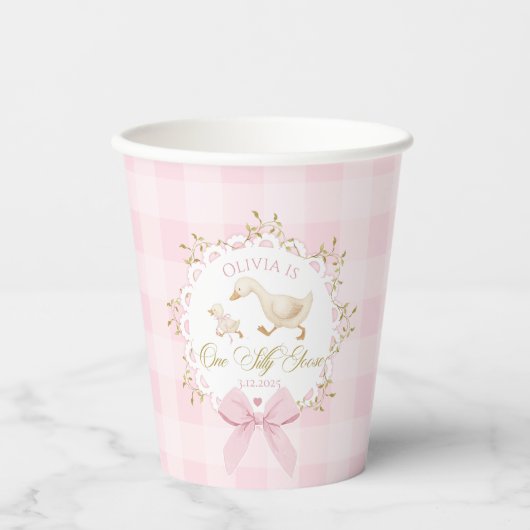 One Silly Goose Pink Gingham 1st Birthday Bow Pappbecher (Vorderseite)