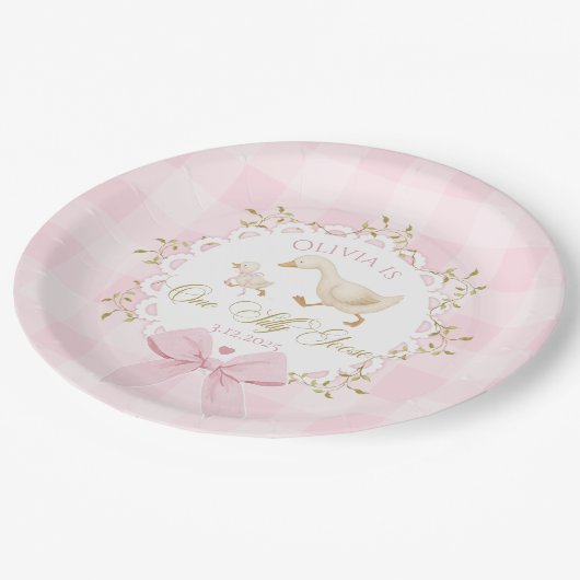 One Silly Goose Pink Gingham 1st Birthday Bow Pappteller (Schrägansicht)