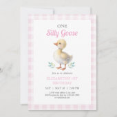 One Silly Goose Pink Gingham Girl First Birthday Einladung (Vorderseite)