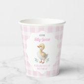 One Silly Goose Pink Gingham Girl First Birthday Pappbecher (Rückseite)