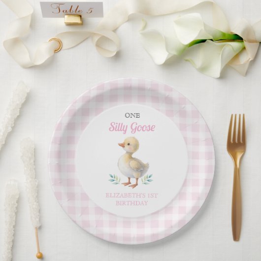 One Silly Goose Pink Gingham Girl First Birthday Pappteller (Hochzeit)