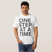 One Step at a Time Motivational T-Shirt (Vorne ganz)