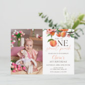 One Sweet Peach 1st Birthday Photo Einladung (Stehend Vorderseite)