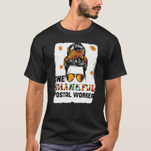 One Thankful Postal Worker Messy Bun Fall Thanksgi T-Shirt (Vorderseite)