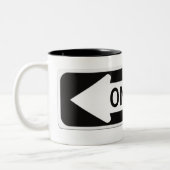 One way black and white street sign zweifarbige tasse (Links)