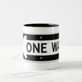 One way black and white street sign zweifarbige tasse (Mittel)