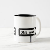 One way sign zweifarbige tasse (VorderseiteRechts)