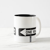 One way sign zweifarbige tasse (VorderseiteRechts)