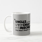 Onkel sind dort, dem Kind zu helfen, Unfug zu Kaffeetasse (Links)
