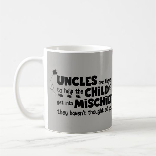 Onkel sind dort, dem Kind zu helfen, Unfug zu Kaffeetasse (Links)