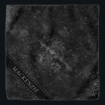 Onyx Black Velvet | Chalkboard Grunge Monogram Halstuch<br><div class="desc">Dramatisch moody mit dunkler und reich gotisch inspiriert, gemahlener Samt aus der Kollektion "Moody Jewel Tones". Dieses Design zeichnet sich durch eine tiefe Juwel Ton grunge-inspiriert Samt Aquarell-Textur. Die metallische Imitate verleiht ihr eine feine Eleganz und ein maßgeschneidertes Aussehen. Der moderne, gemischte Mittelverlauf verleiht dem Ganzen den perfekten Pop von...</div>