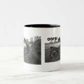 "OOPS!" (FUNNY FAKE MAN IN FAKE MOTORBIKE MISHAP ZWEIFARBIGE TASSE (Mittel)
