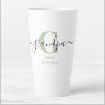 Opa Elegant Script Monogram Silver Green Milchtasse<br><div class="desc">Letzte Tasse für einen neuen Großvater oder langjährige Großad, die Sie personalisieren können mit dem Datum, an dem sie ein Großvater wurden. Dieses trendige minimalistische Design hat eine subtile Farbpalette aus silbergrün, schwarz und weiß. Es hat ein Opa Monogramm, mit dem ersten Buchstaben G und dem Namen Großvater, in modernen...</div>