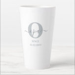 Opa Elegante Script Monogram Gray White Latte Tass Milchtasse<br><div class="desc">Letzte Tasse für ein neues opa oder lange etablierte! die Sie mit dem Datum personalisieren können, an dem sie zum Großvater wurden. Dieses trendige minimalistische Design hat eine moderne Farbpalette von zwei Farbtönen grau und weiß. Es hat ein Opa Monogramm, mit dem ersten Buchstaben O und dem Namen opa, in...</div>